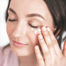 Natuint Cosmetics Aufhellende Augencreme Gänseblümchen 15 ml